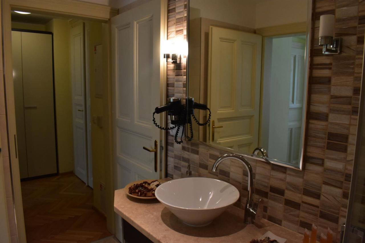 Apartment Vikroria - Halkova 5 Prag Exteriör bild