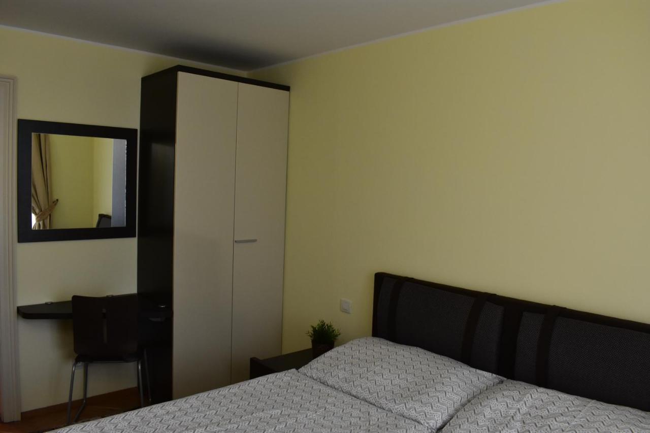 Apartment Vikroria - Halkova 5 Prag Exteriör bild